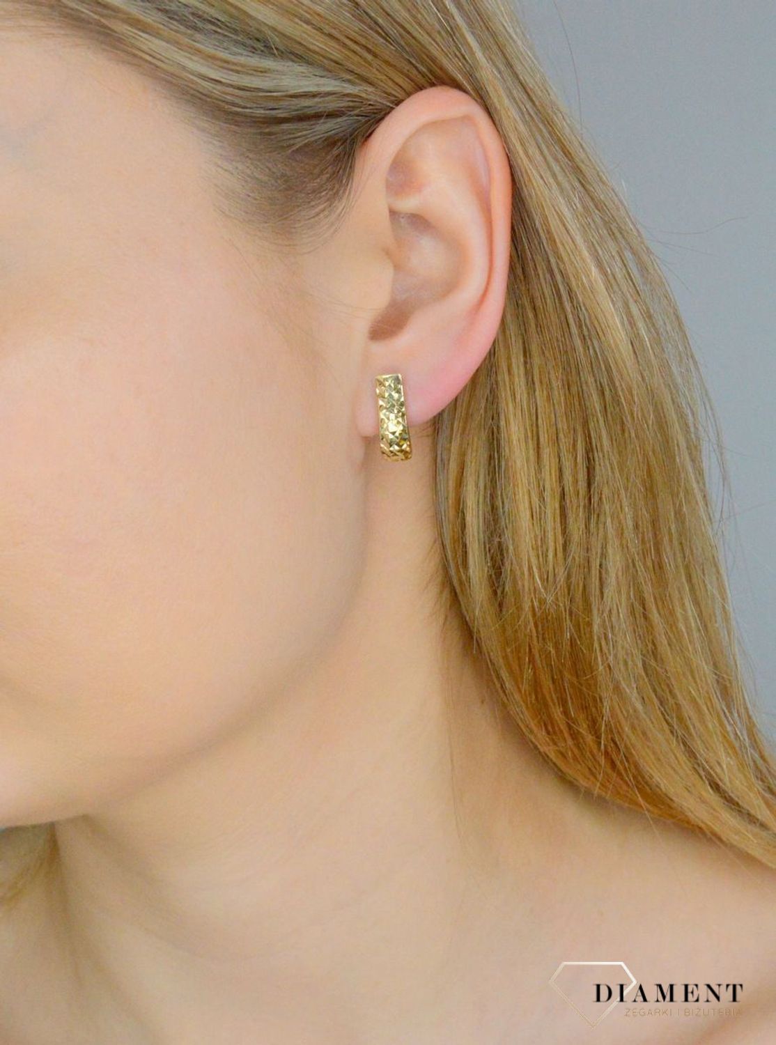 Złote kolczyki damskie 585 klasyka z ozdobnym grawerowaniem KL 2732A.jpg